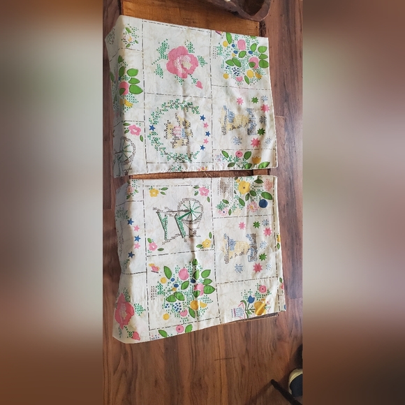 Pair Of VINTAGE Floral Cross-Stitch "LOOK" Printed Cotton Pillow Cases - Picture 2 of 2